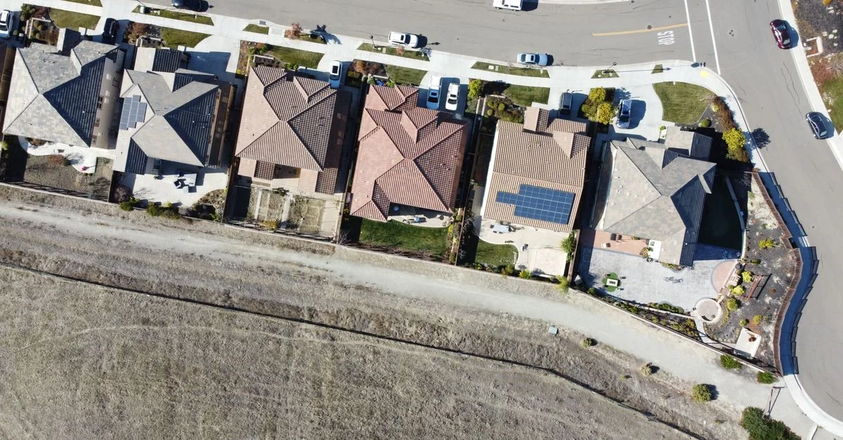 Vue de dessus de maisons suburbaines avec panneaux solaires dans le quartier de Dublin, CA.