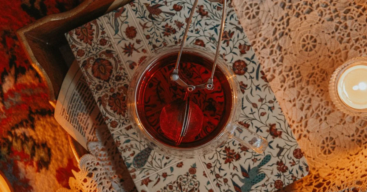 Un cadre chaleureux avec tisanes, motifs complexes et ambiance tamisée à la lueur des bougies.