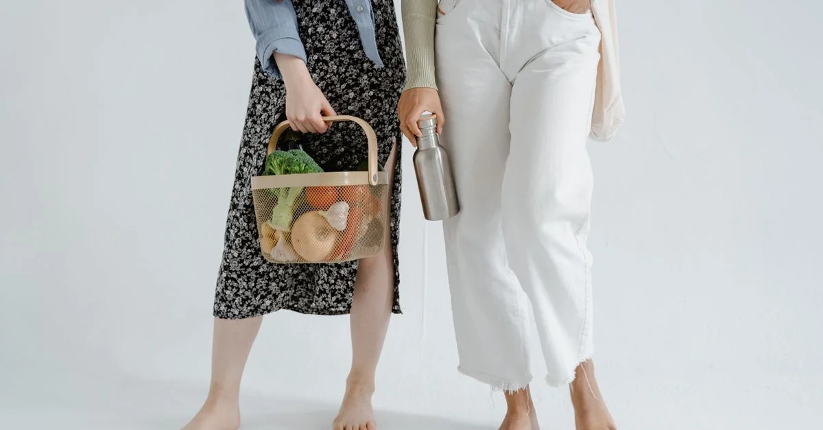 Deux femmes tenant des articles réutilisables, promouvant un mode de vie durable.