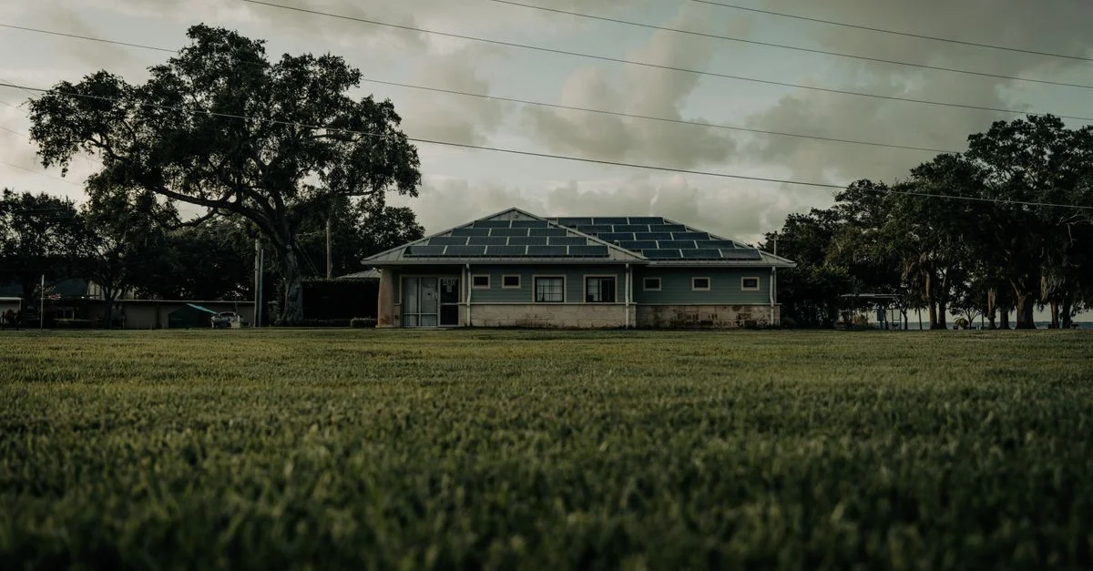 Une maison écologique avec des panneaux solaires dans un cadre verdoyant en Floride, mettant en avant l'énergie verte.