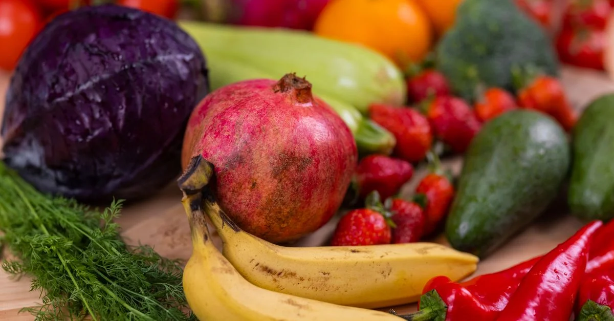 Une variété de fruits et légumes frais joliment disposés sur une table en bois, mettant en valeur la nutrition naturelle.