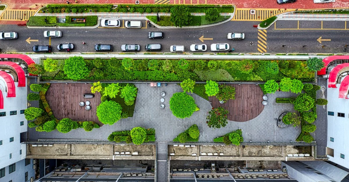 Vue aérienne d'un jardin luxuriant sur le toit à Petaling Jaya, Malaisie. L'architecture urbaine rencontre la nature.